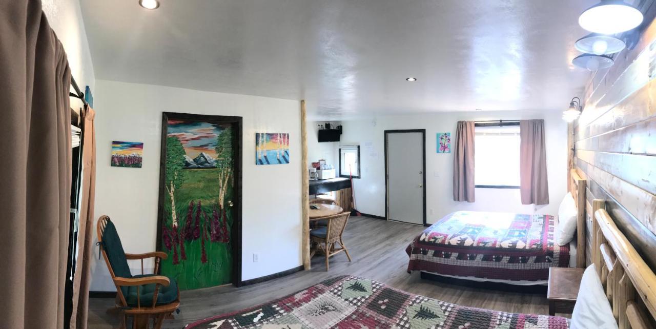טוק Fox N Fireweed Cabins מראה חיצוני תמונה