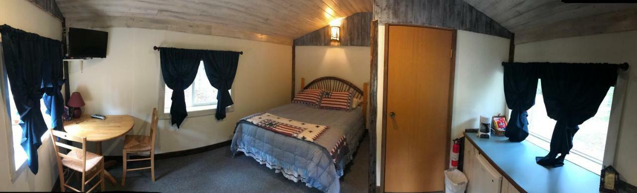 טוק Fox N Fireweed Cabins מראה חיצוני תמונה